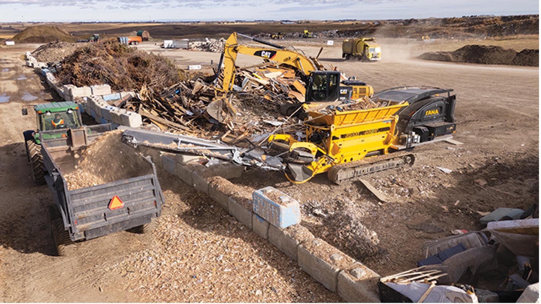 TANA waste shredder on tracks Diverting and shredding waste with the TANA 440DT shredder.